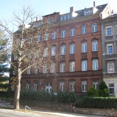 Mietshaus in halboffener Bebauung mit Vorgarten Straße der Nationen 146