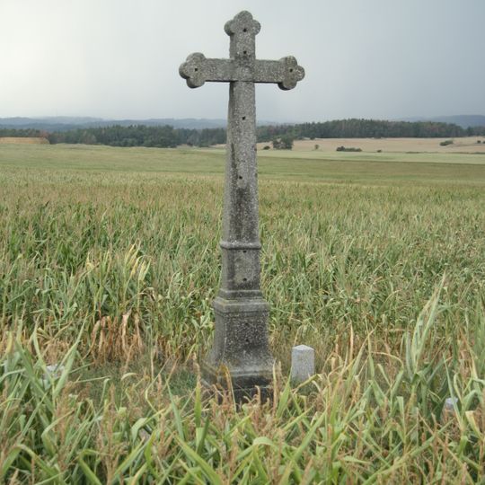 Kříž v poli u Hostákova