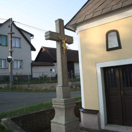 Kříž u kaple v Šetějovicích