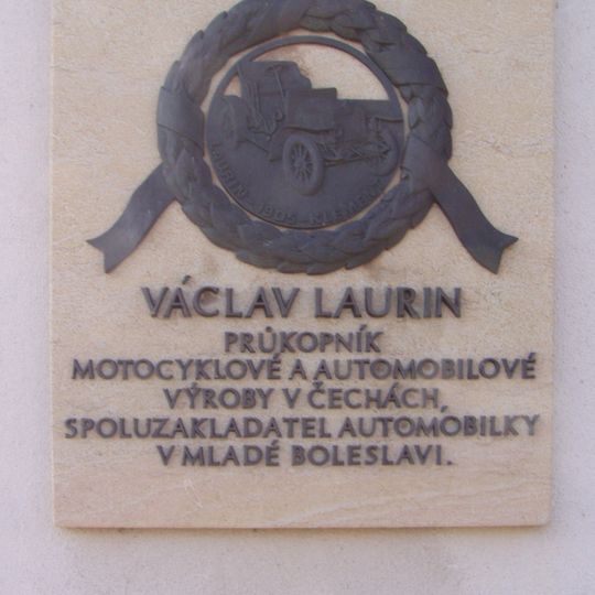 Pamětní deska Václava Laurina na domě 9 v Kamení