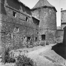 Stadsmuur met zijn op bogen overkraagde weergang en muurtoren