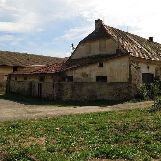Zemědělský dvůr čp. 13 - bývalá tvrz