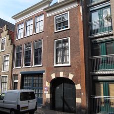 Pand met smalle gevel met inrijpoort