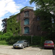 Pakhuis, gebouwd ongeveer halverwege de negentiende eeuw in neo-classicistische trant