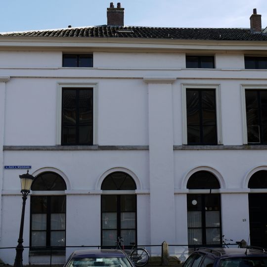 Gepleisterd pand met rechte kroonlijst met strenge neo-classieke vormen