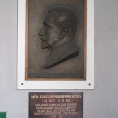 Pamětní deska Ladislava Prokopa Procházky na Bulovce
