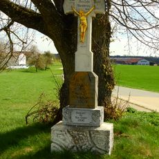 Wegkreuz mit vergoldeter Gussfigur