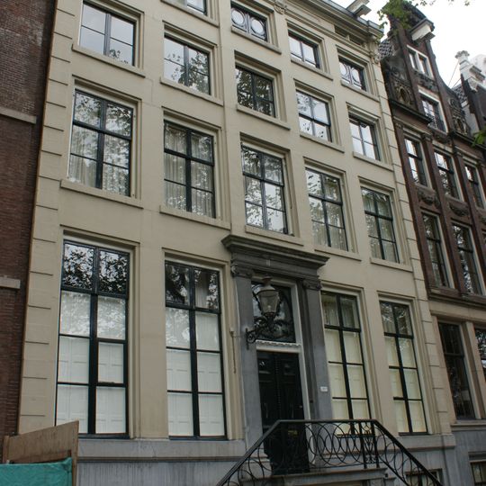 Dubbel huis met zandstenen gevel onder rechte lijst met consoles