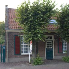 Wevershuis onder pannen zadeldak tussen puntgevels