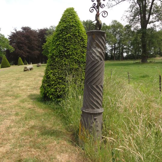 Heeswijk: hardstenen zuil