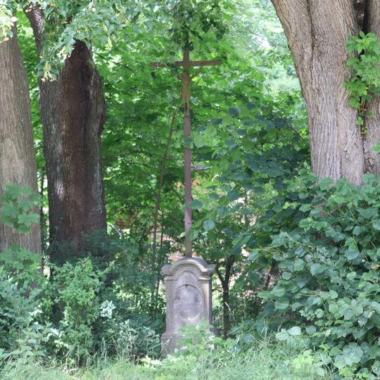 Kříž u čp. 8 v Lesném