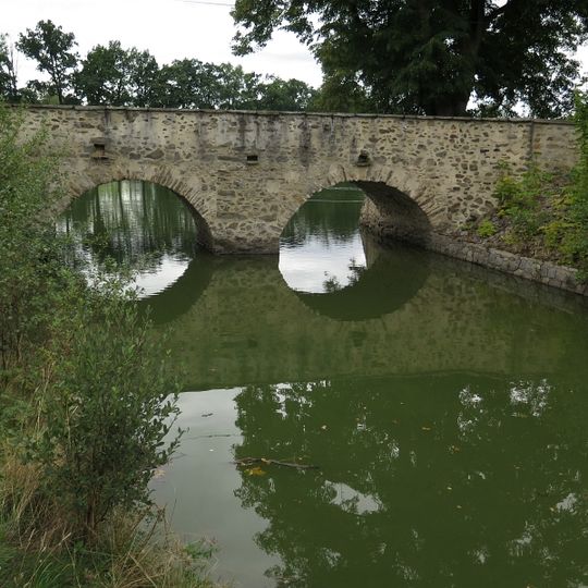 Jihovýchodní most na hrázi rybníka Mnich