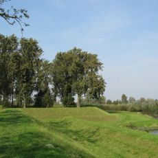 Bastion III. Hol bastion met gebogen rechterflank en voorgelegen gedempte gracht ter breedte van ca. 40 meter