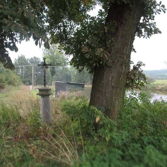 Kříž východně od Žďáru u rybníků