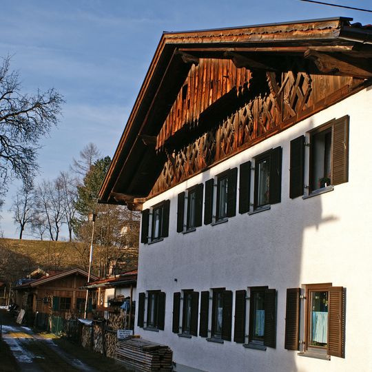 Zierbund und verschaltes Giebel-Oberteil