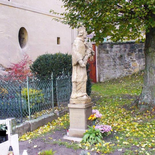 Socha svatého Jana Nepomuckého u kostela v Bezdězu