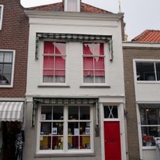 Achter nieuwe gevel pand