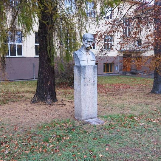 Masarykův pomník u gymnázia v Neratovicích