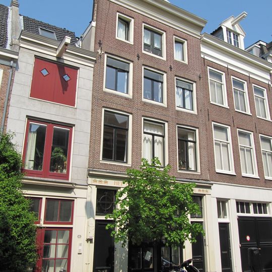 Pand met gevel onder rechte lijst