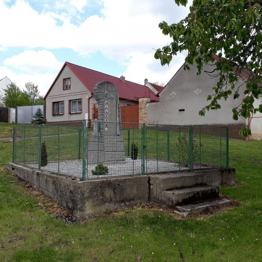 Pomník padlých ve Lhoticích