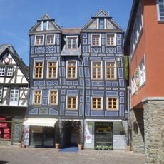 Schiefes Haus