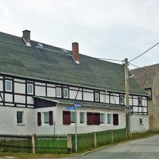 Wohnstallhaus und zwei Seitengebäude eines Bauernhofes Höckendorfer Straße 21