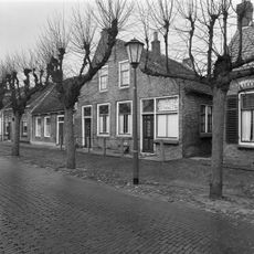 Huis met tuitgevel aan de straat