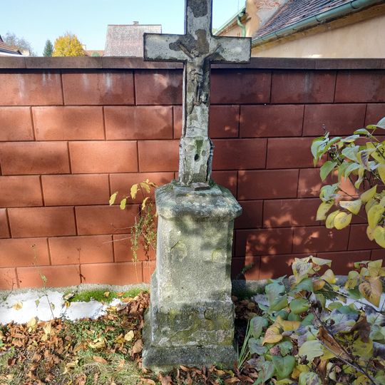 Kříž v Oboře u zdi