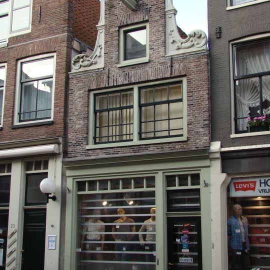 Pand met gevel onder rechte lijst