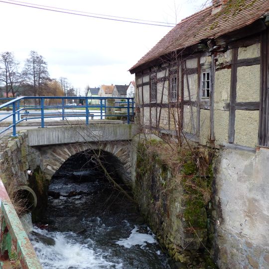 Straßenbrücke mit Wehr Lindeberg -