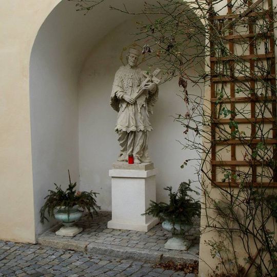 Socha svatého Jana Nepomuckého na dvoře fary u svatého Mikuláše ve Znojmě