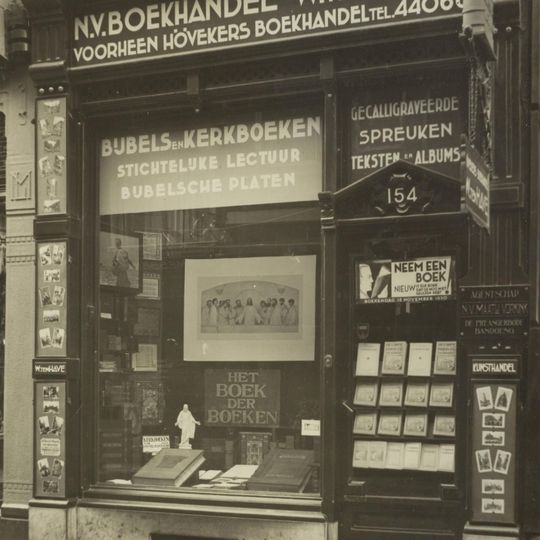 Pand met halsgevel met gedeelde vleugelstukken