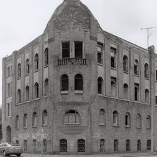 Hauptgebäude des Fabrikgeländes und Ammoniakverdichter Bitterfelder Straße 7; 9; 11