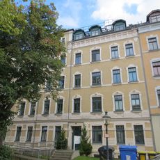 Mietshaus in geschlossener Bebauung mit Vorgarten Glauchauer Straße 13