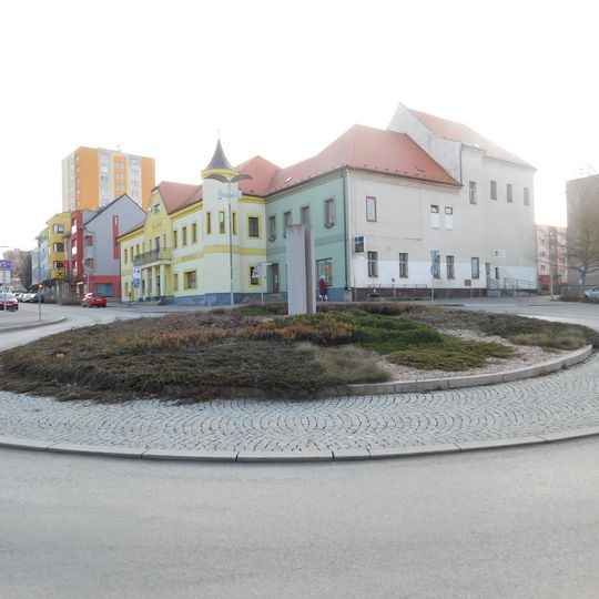 Plastika na kruhovém objezdu ve Vlašimi