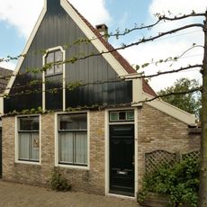 Pandje onder zadeldak tegen houten voorschot