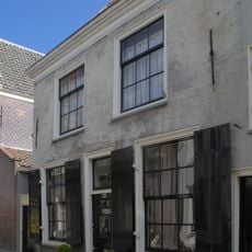 Pand met gepleisterde lijstgevel