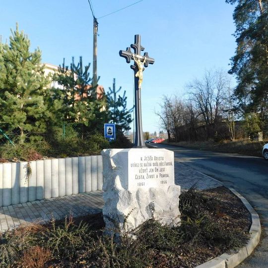 Kříž v Husově ulici v Mnichovicích