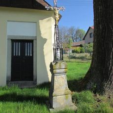 Kříž před kaplí v Záhoří