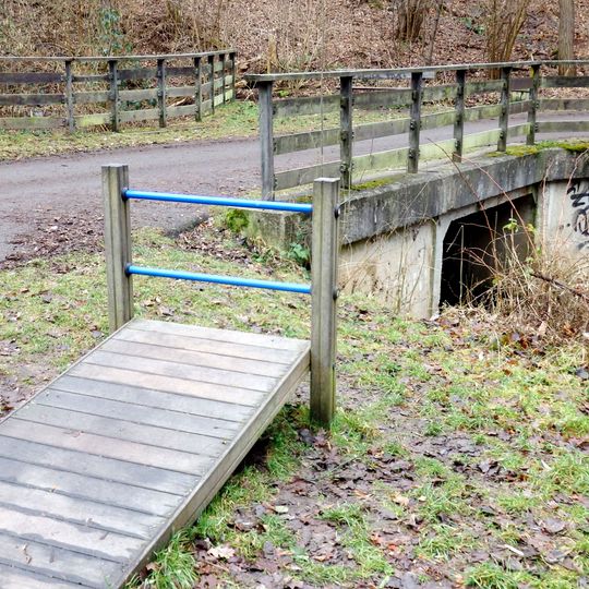 Most přes Libušský potok u venkovní posilovny