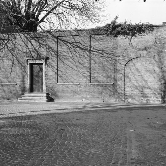 Achtermuur van Rapenburg 40 met zandstenen ingang. Restant van pilastergevel van een verdwenen huis