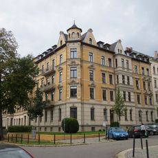 Mietshaus in geschlossener Bebauung in Ecklage mit Vorgarten Andréstraße 1