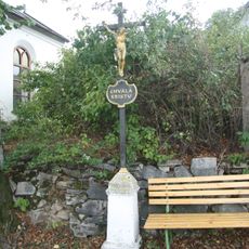 Kříž u kaple v Číhovicích