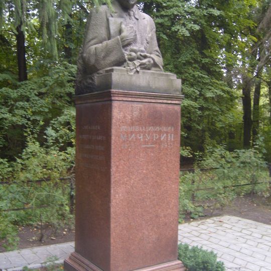 Category:Bust of Michurin in the main plant nursery in Michurinsk