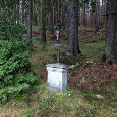 Kříž jihozápadně od Trojan u Trojanského potoka