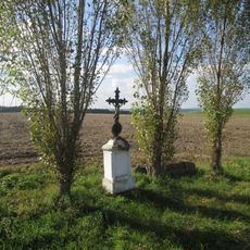 Kříž u Kladrub mezi stromy