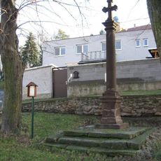 Boží muka na jižní straně Horní návsi v Dobřichově