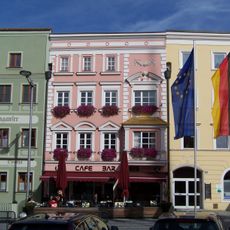 Wohn- und Geschäftshaus