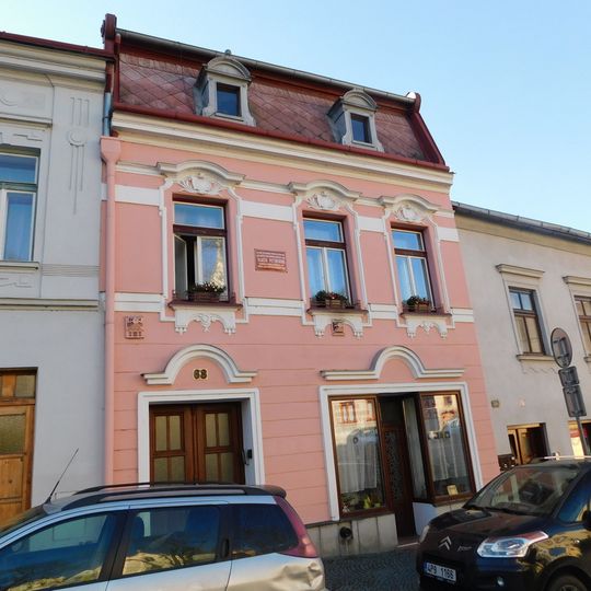 Pamětní deska Vlasty Pitnerové na Sezimové náměstí v Polné