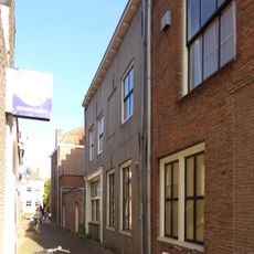 Pand met verdieping en zadeldak tussen trapgevels